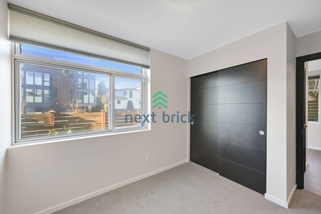 Building Photo - 3 BED & 2.5 BATH SINGLE FAMILY HOUSE FOR RENT