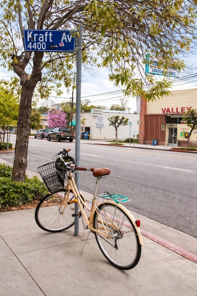 Quiet neighborhood street near shops, cafes, and local amenities. - 4401 Kraft Ave