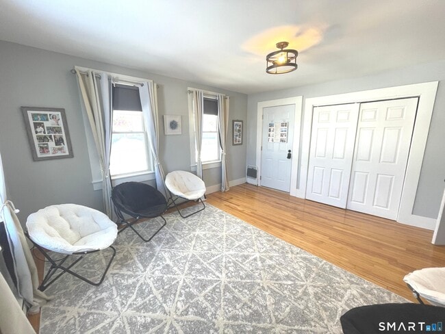 Building Photo - 194 School St