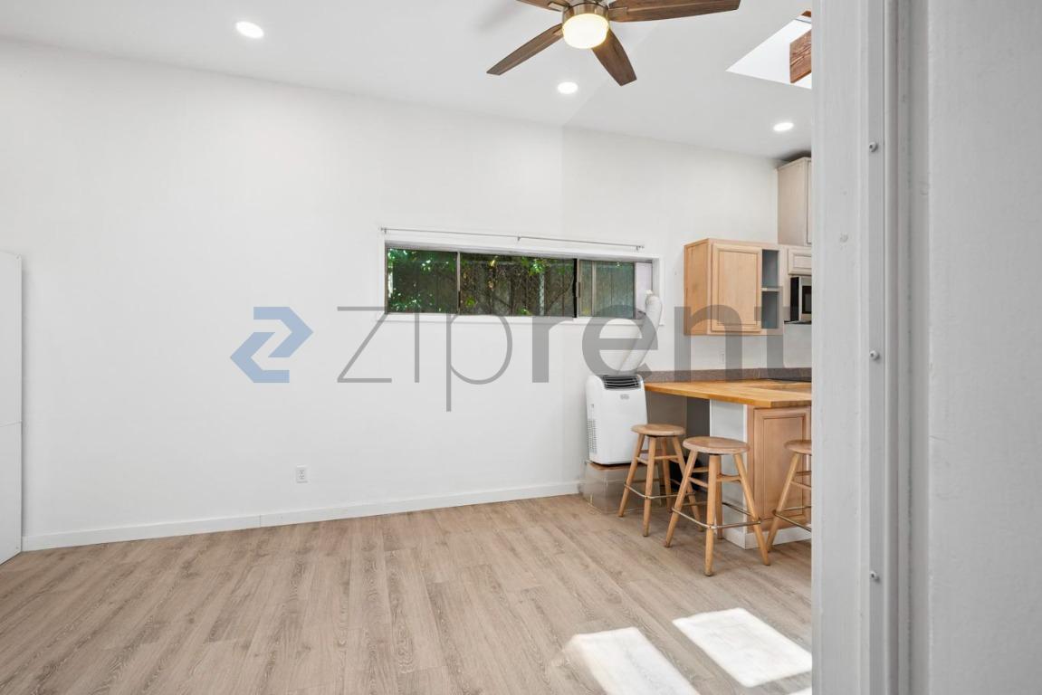Building Photo - Unit B