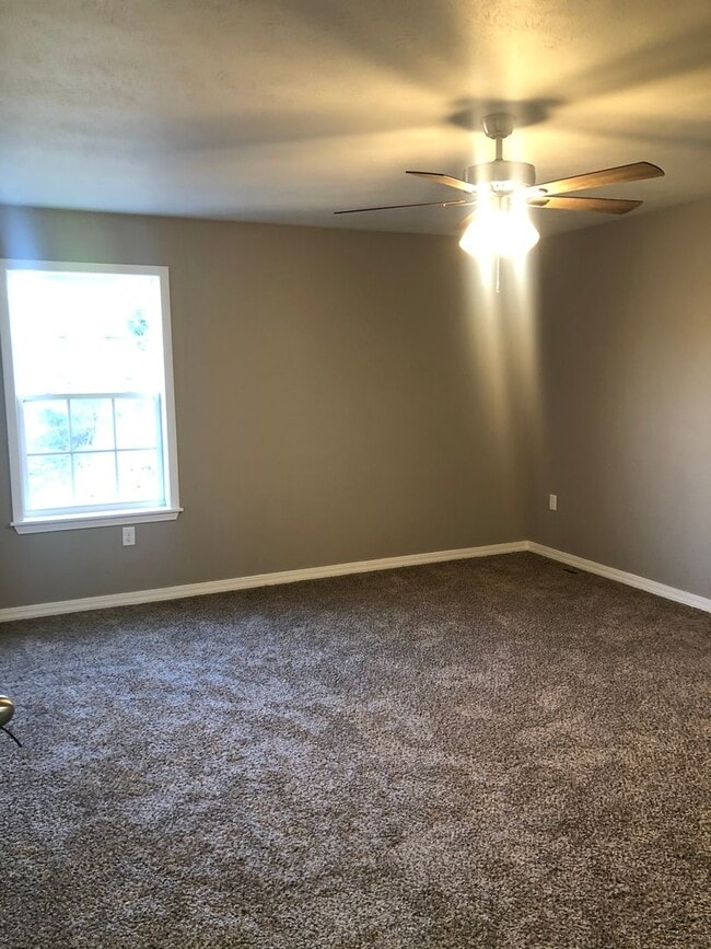 Building Photo - 3BR Townhouse near Holiday Hills