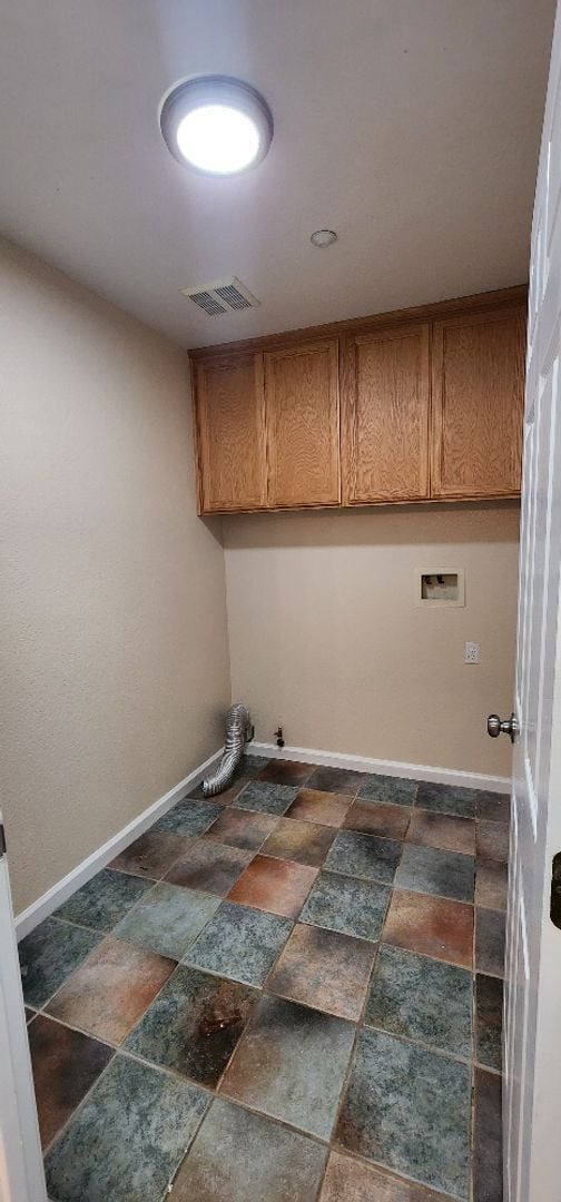 Building Photo - Beautiful Large Bi-Level 3 bed 2.5 Bath Ho...