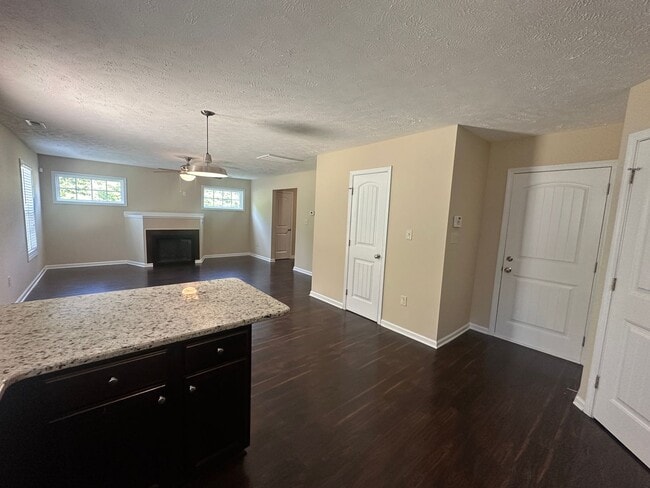 Building Photo - Beautiful 3 Bed 2.5 Bath Home with Spacious Fenced Yard