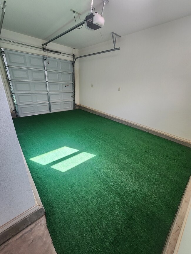 Building Photo - 3 bed 2 bath patio home, 3 car garage!