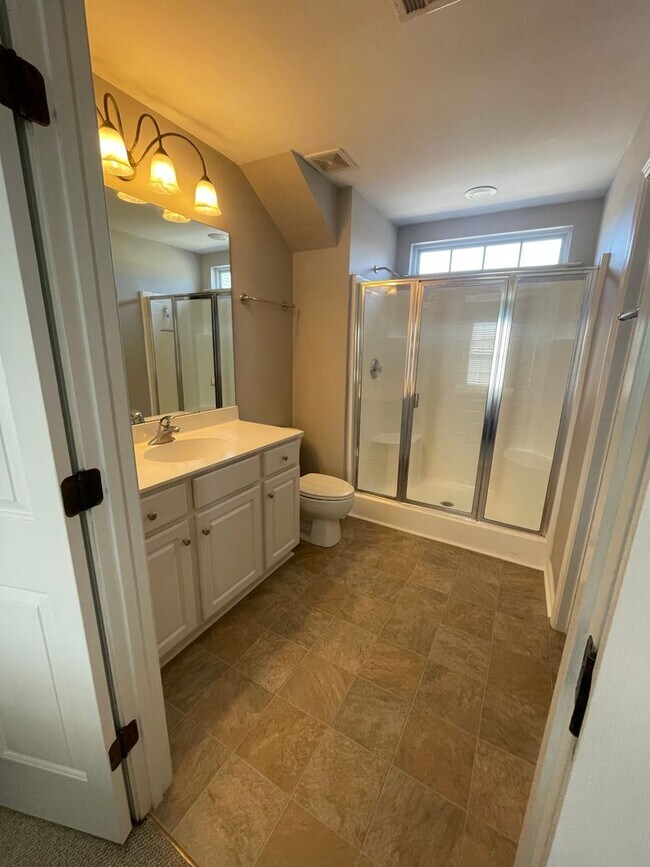 Building Photo - Lovely 3 Bedroom 2.5 bath Home in Bridges Estates, walking distance to Bridgeway Station!!