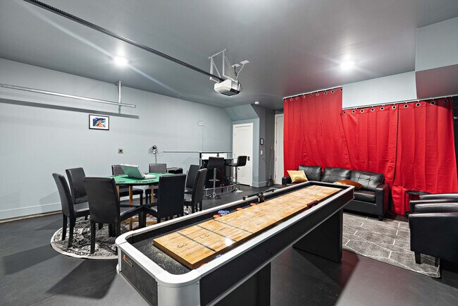 Building Photo - 2135 24th Ave N