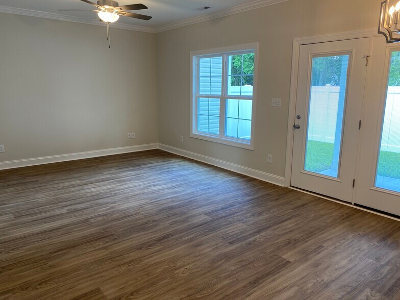 Building Photo - 701 Henry Ln