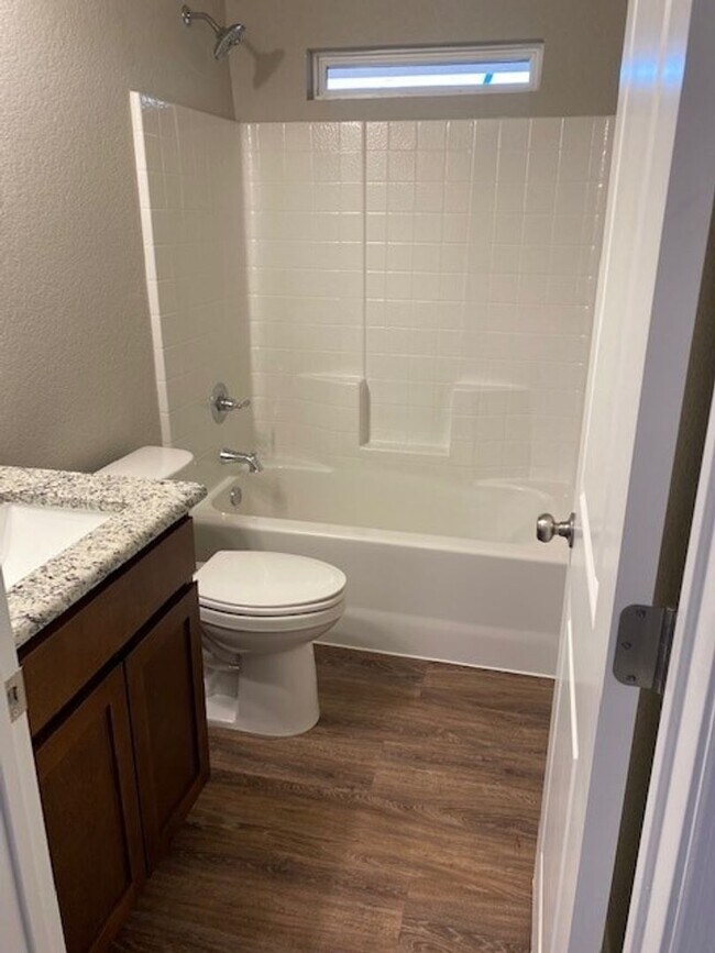 Building Photo - Great Location!