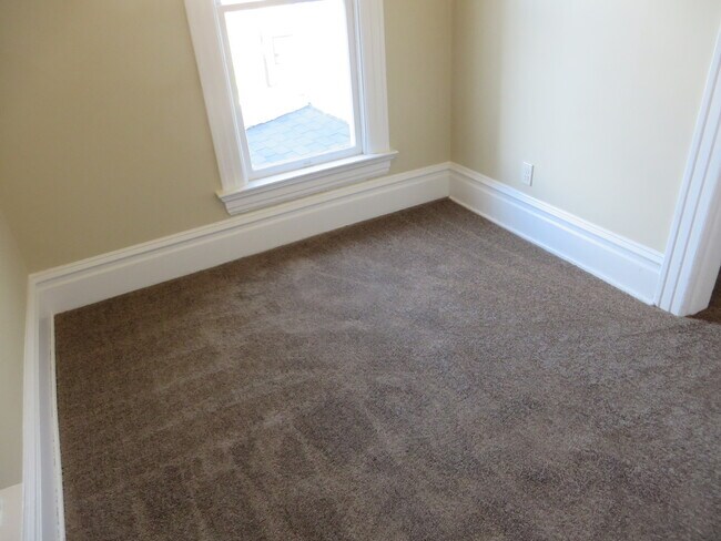 Building Photo - 5 Bedroom Home in the very core of Downtown (West Central, Downtown)