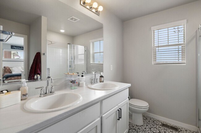 Building Photo - Beautiful 3-Bedroom Townhome with Park Vie...