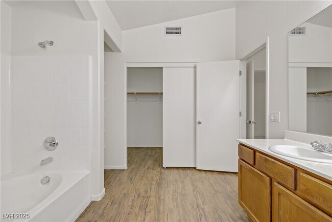 Building Photo - 9535 Stills Way