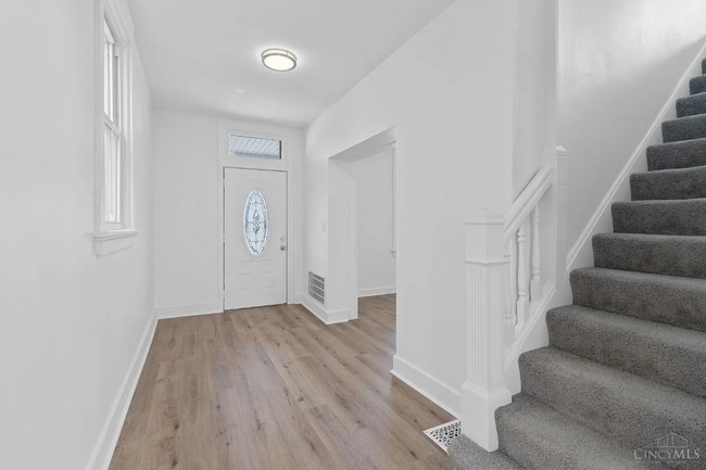 Building Photo - Newly renovated! Available August 1st 2027