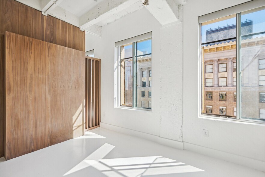 Building Photo - 6253 Hollywood Blvd