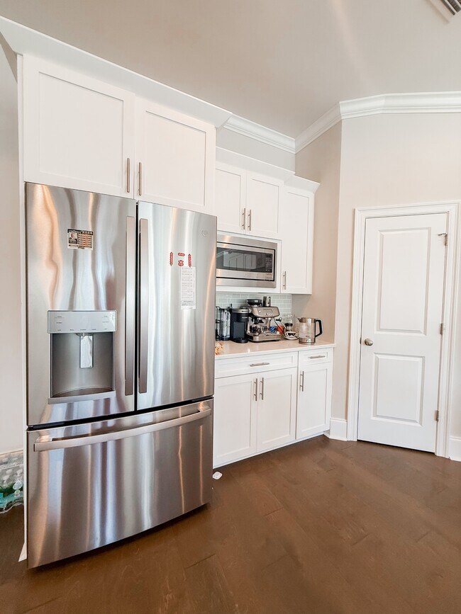 Building Photo - 5742 Vlg Rdg Ln