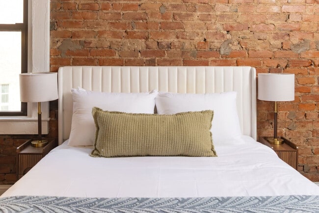 Building Photo - 152 E McMicken Ave