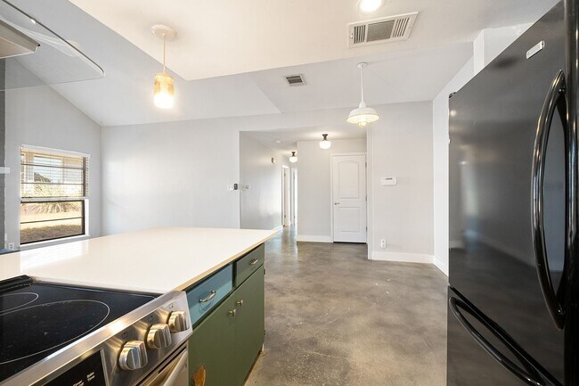 Building Photo - 2025 Monarch Dr
