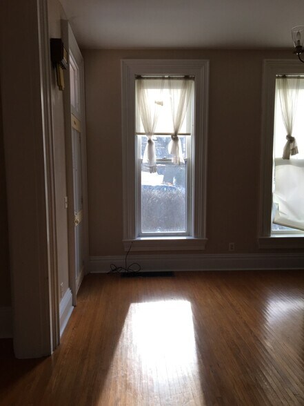 Building Photo - 302 Perrin Ave