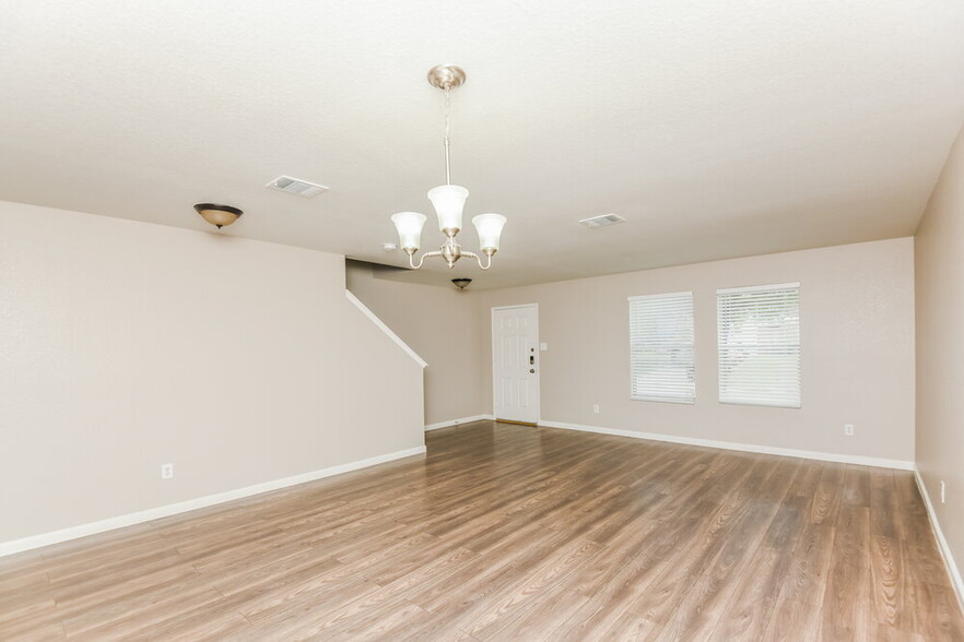 Building Photo - 4936 Water Ridge Ln