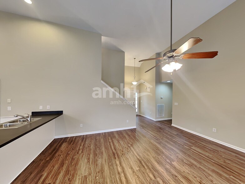 Building Photo - 1005 Matheus Dr