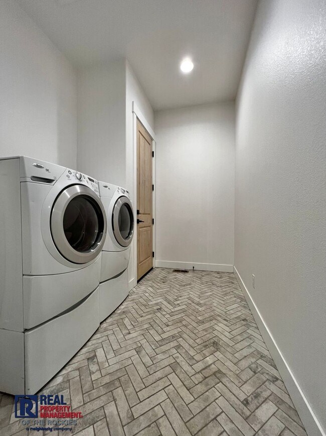 Building Photo - Gorgeous 4 bed 3 bath + Office home located on the 12th Tee of the TPC golf Course!