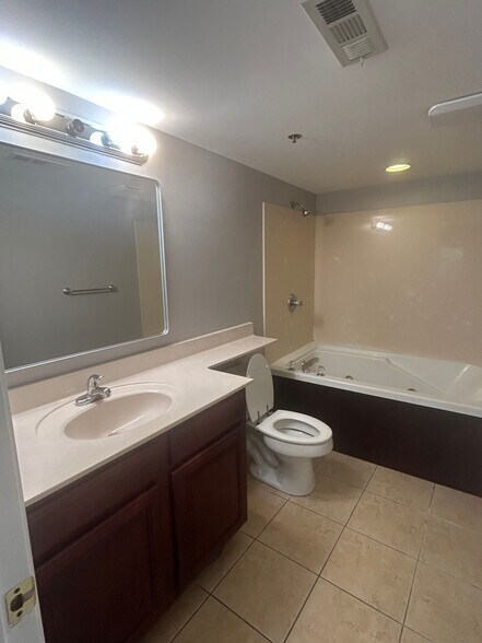Primary bath (jacuzzi does not work) - 210 Roaring Fork Ext