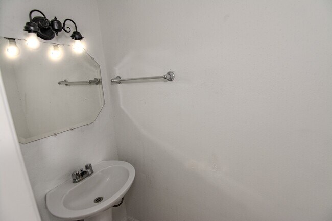 Building Photo - 20335 Fieldtree Dr