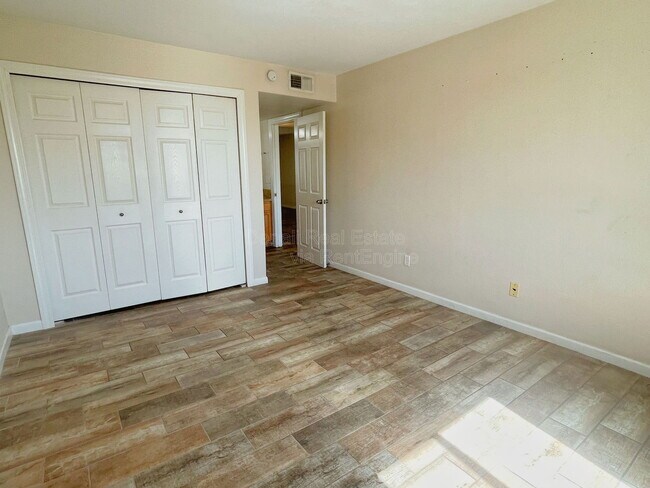 Building Photo - 740 W Elm St