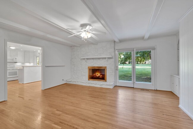 Building Photo - One level living in the heart of Brentwood