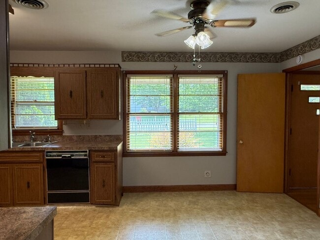 Building Photo - Beautiful 3 bedroom- North Johnson City & Town Acres school district!