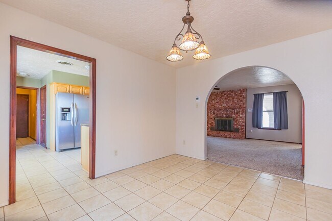 Building Photo - 3 Bedroom 2 Bath Home