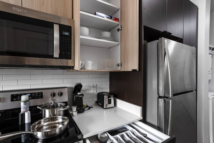 Building Photo - 330 E Vermont St