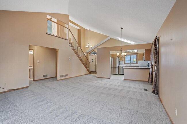 Building Photo - rare woodbury upgraded 3 bedroom end unit townhouse!! One level living!