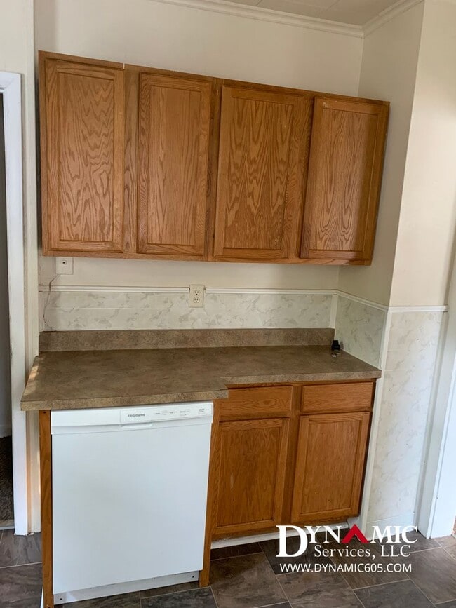 Building Photo - 4+ Bedroom, 2 Bath House By Augustana and USF