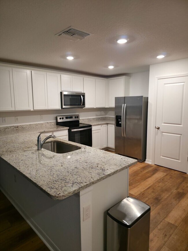 Building Photo - Brand New 3/2/2 furnished close to I75 to commute to Tampa or Ocala.