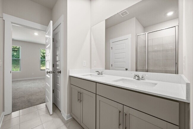 Building Photo - Spacious, Modern Ranch in Rossview!