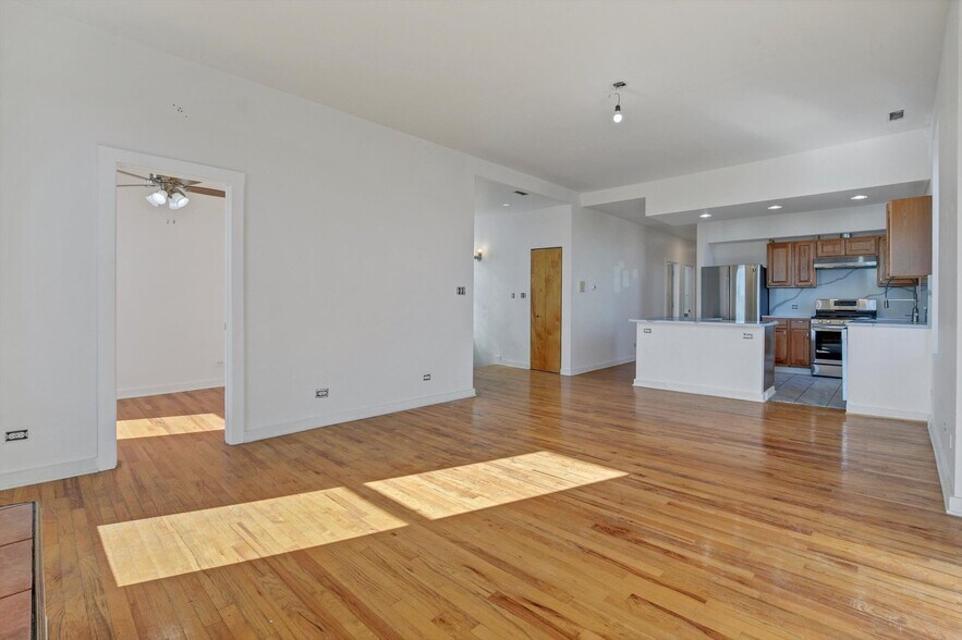 Building Photo - 708 N Wood St