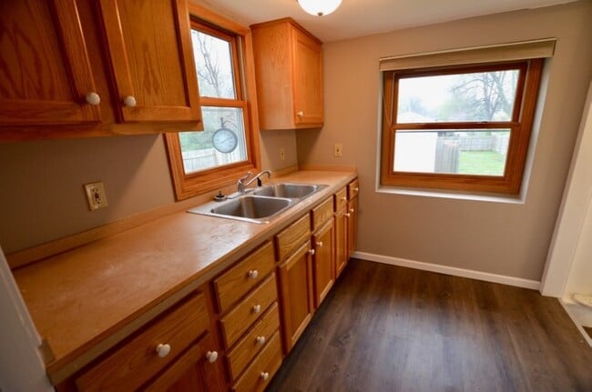 Building Photo - Cozy Home near Merle Hay!