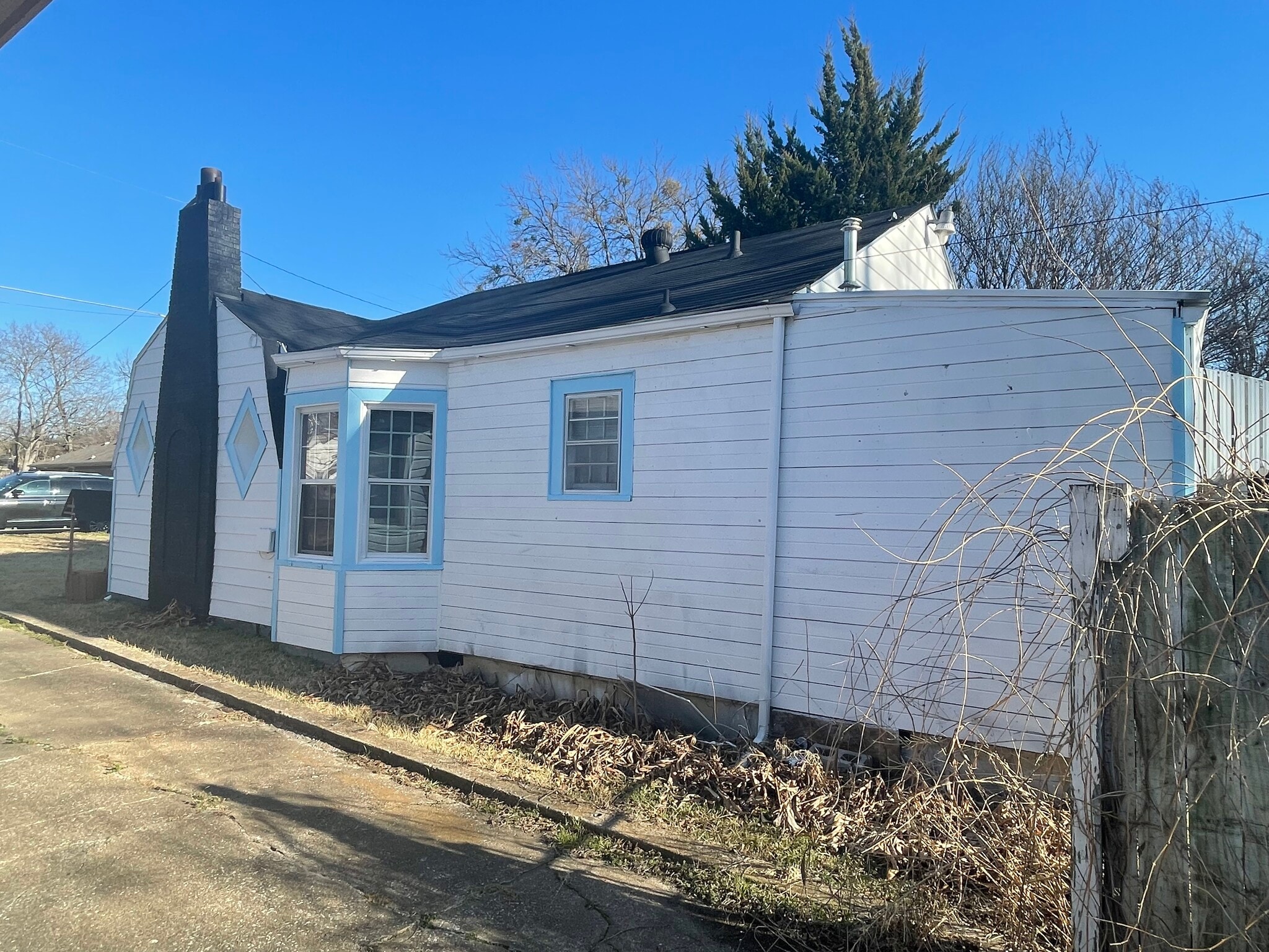 Right Side - 212 N McKown Ave