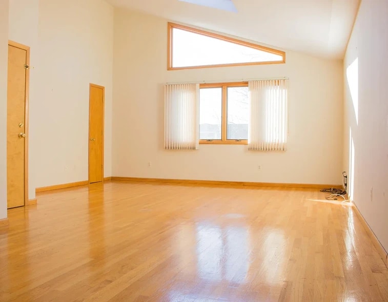 Primary Photo - 185 Main St