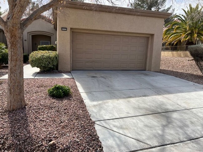 Building Photo - Move in Quick! 2 Bedroom Townhome in Sun C...