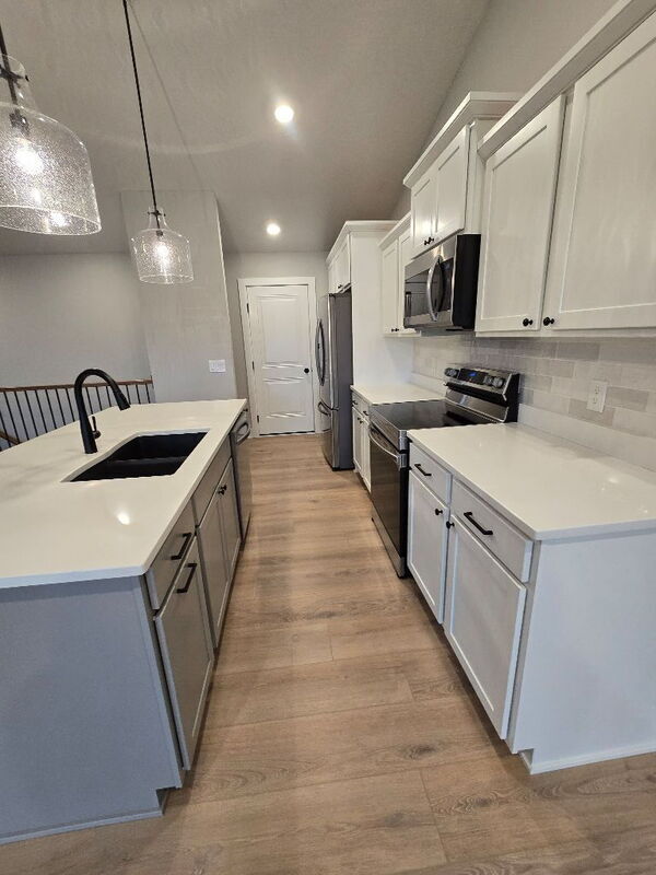Building Photo - 300 SE Red Fern Dr