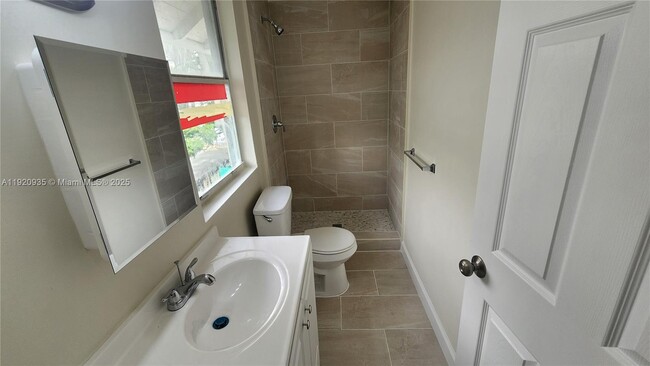 Building Photo - 829 SW 3rd St