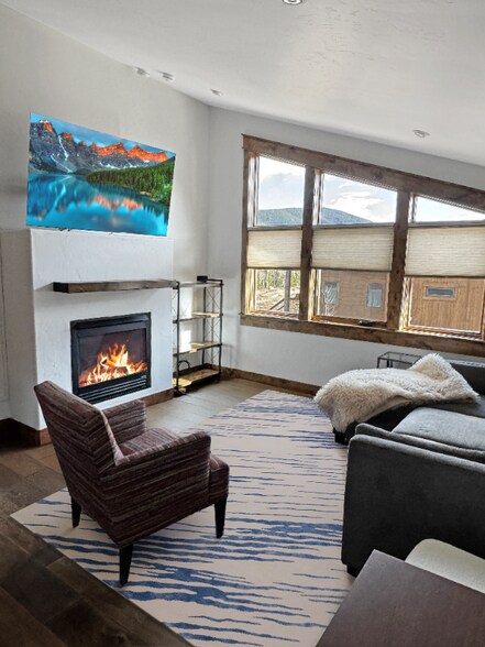 Primary Photo - 80 Mule Deer Ct