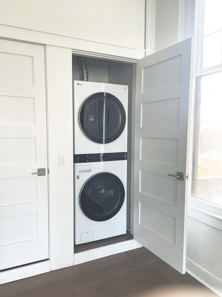 In-Unit Washer & Dryer - 117 W Water St