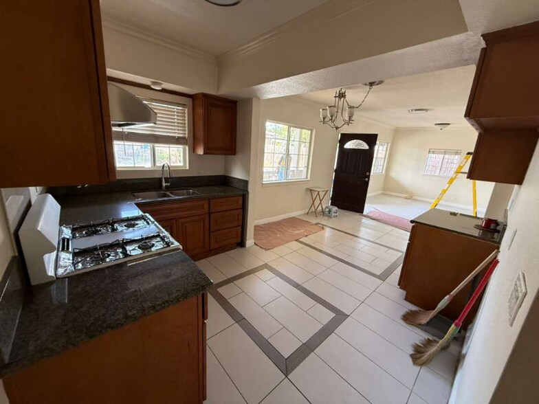 Building Photo - 224 Gladys Ave