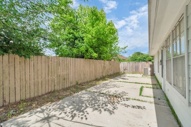 Building Photo - 8914 Dirby St