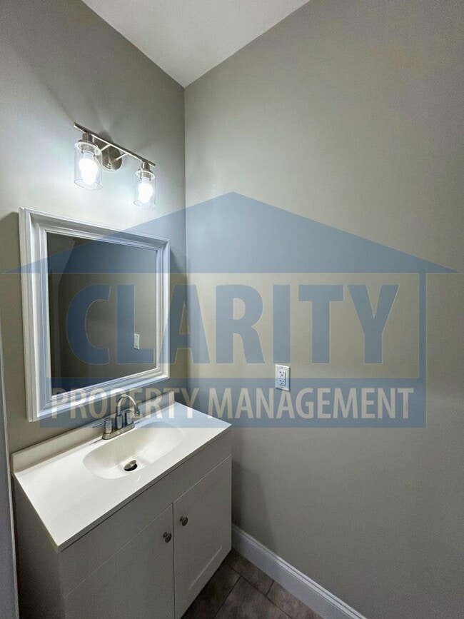 Building Photo - Two bedroom Townhome!