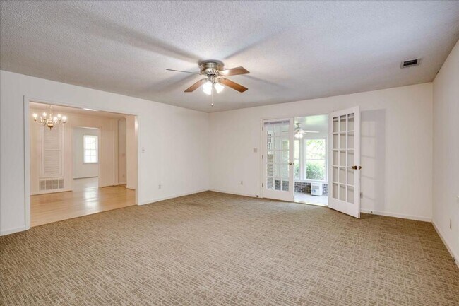 Building Photo - 552 Whitehead Dr