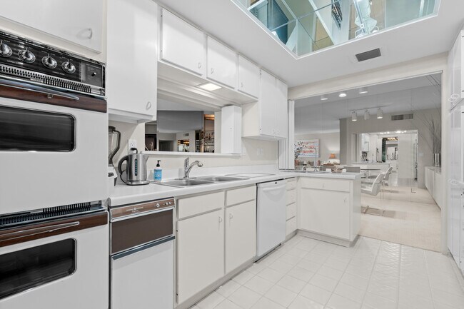 Building Photo - 900 Island Dr