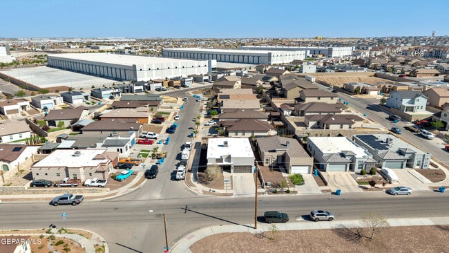 Building Photo - 12631 Mark Twain Ave